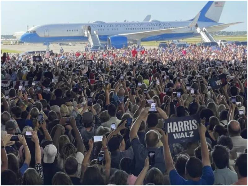 Kamala Harris ( Crowd